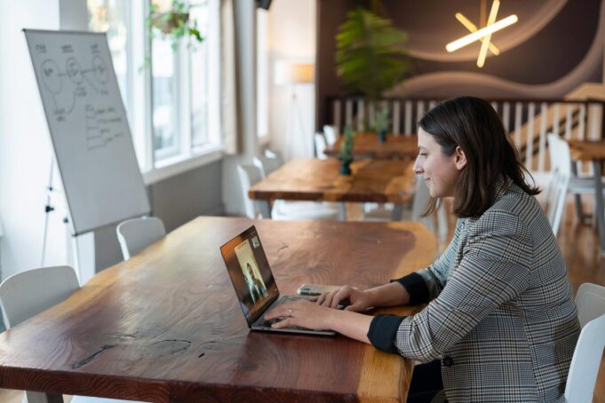 Colloquio online? 5 consigli per fare colpo In attesa del primo colloquio di lavoro nel metaverso, faresti bene a seguire 5 semplici passi per un colloquio a distanza e farti assumere.