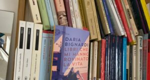 Libri che mi hanno rovinato la vita e altri amori malinconici Daria Bignardi colpisce ancora! Il nuovo libro in cui racconta l’evoluzione che il dolore le ha consentito e come la lettura di un libro si intersechi in una specifica relazione con la fase di vita che attraversa un individuo.
