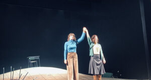 “Gidion’s Knot” e “gordian’s knot”: il nodo “Il Nodo” spettacolo teatrale con Ambra Angiolini e Arianna Scommegna. ll nodo è quello che si cela nelle dinamiche del bullismo e che implica un impossibile a dirsi, mancante di parole e caratterizzato da atti.