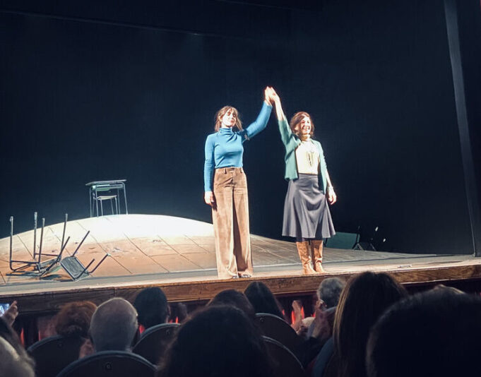 “Gidion’s Knot” e “gordian’s knot”: il nodo “Il Nodo” spettacolo teatrale con Ambra Angiolini e Arianna Scommegna. ll nodo è quello che si cela nelle dinamiche del bullismo e che implica un impossibile a dirsi, mancante di parole e caratterizzato da atti.