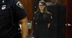 Inventing Anna: storia vera di una finta ereditiera Anna 'Delvey' Sorokin estradata in Germania dopo l’incarcerazione a seguito delle truffe a banche e hotel di lusso. Netflix la racconta in "Inventing Anna".
