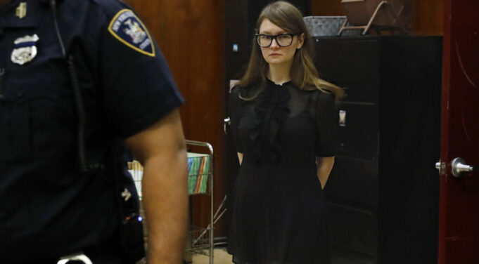 Inventing Anna: storia vera di una finta ereditiera Anna 'Delvey' Sorokin estradata in Germania dopo l’incarcerazione a seguito delle truffe a banche e hotel di lusso. Netflix la racconta in "Inventing Anna".