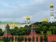 Russia e sanzioni: cosa sono e cosa comportano Le misure progettate per danneggiare l'economia russa dopo l'invasione dell'Ucraina: prezzi più elevati per le famiglie russe e la carenza di alcuni beni.