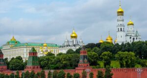 Russia e sanzioni: cosa sono e cosa comportano Le misure progettate per danneggiare l'economia russa dopo l'invasione dell'Ucraina: prezzi più elevati per le famiglie russe e la carenza di alcuni beni.