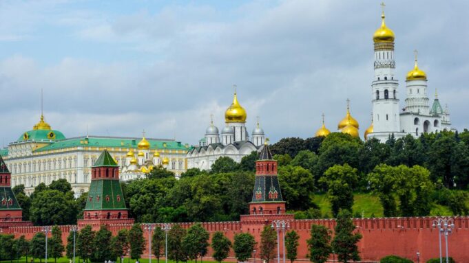 Russia e sanzioni: cosa sono e cosa comportano Le misure progettate per danneggiare l'economia russa dopo l'invasione dell'Ucraina: prezzi più elevati per le famiglie russe e la carenza di alcuni beni.
