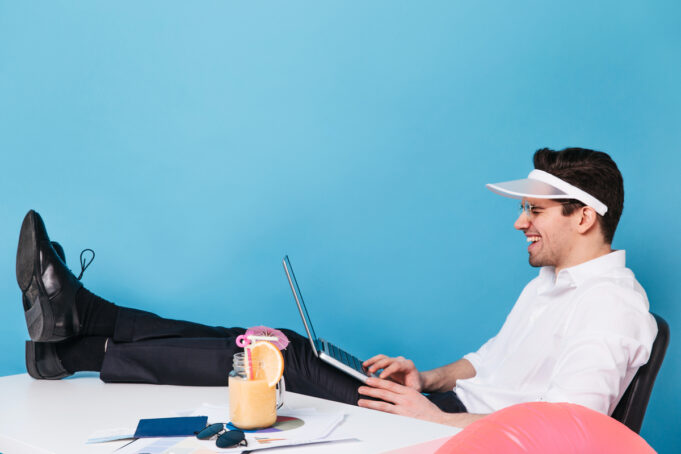 Settimana lavorativa di 4 giorni? In Belgio è realtà I lavoratori in Belgio potranno scegliere se lavorare solo 4 giorni alla settimana e avranno diritto alla disconnessione dopo l’orario di lavoro.