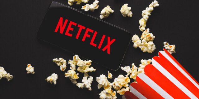 Concorrenza, fine del lockdown, condivisione degli account: Netflix ha perso 200.000 abbonati, il titolo crolla del 35%. Sarà la pubblicità la soluzione?
