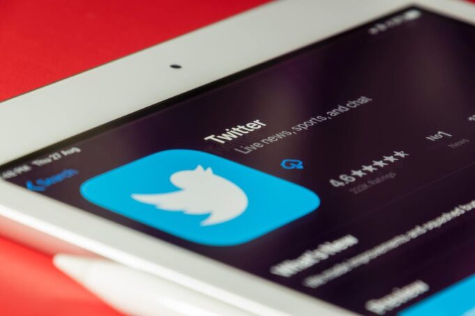 I piani di Elon Musk per il futuro di Twitter Cosa sta progettando Elon Musk per Twitter? Il New York Times ha ottenuto la presentazione del piano di rilancio e gli obiettivi. Eccoli punto per punto!